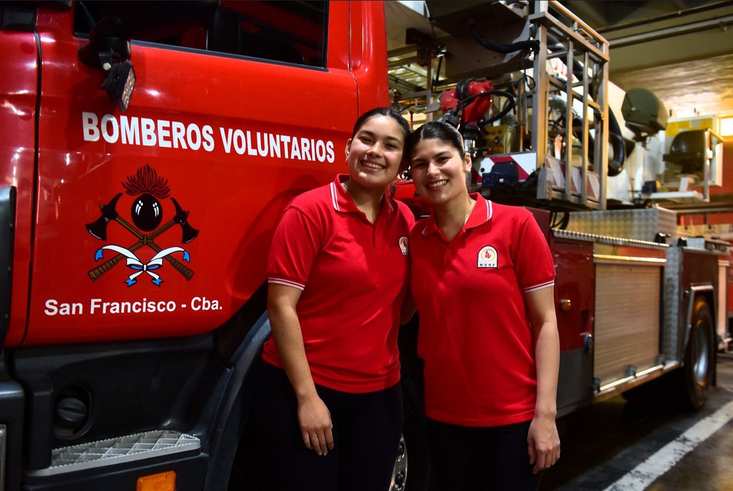 Verónica y Micaela Ludueña son hermanas y bomberas voluntarias en San Francisco.