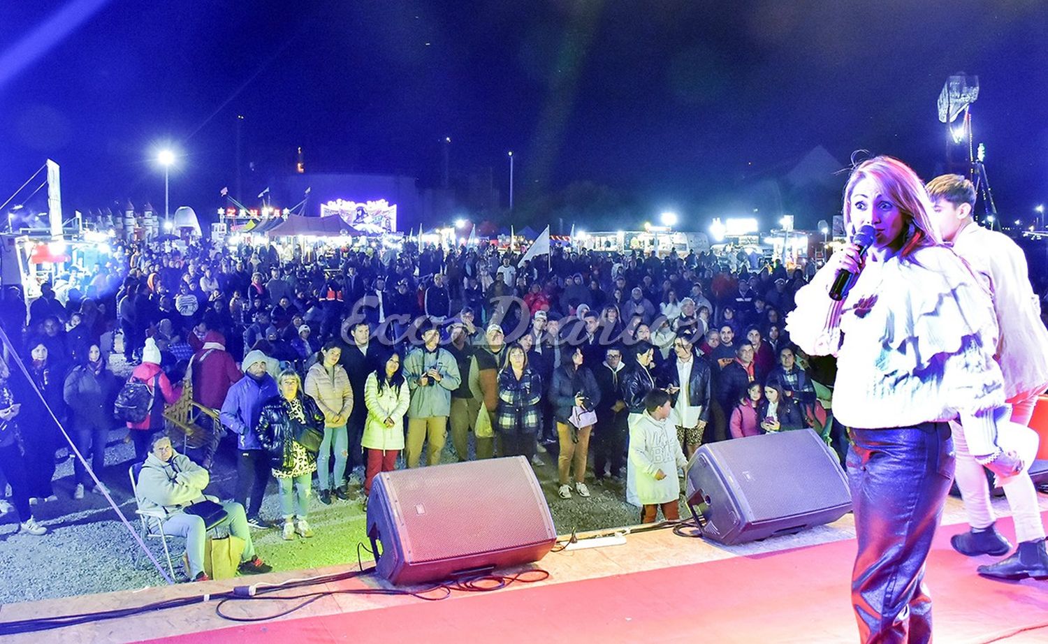 Toda una fiesta. Anoche mucho público espero la llegada de Onda Sabanera. María Luz Argañaraz realizó la locución