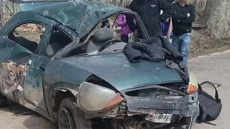 Quiso esquivar un bache con el auto, chocó contra un árbol y murió una chiquita de 5 años