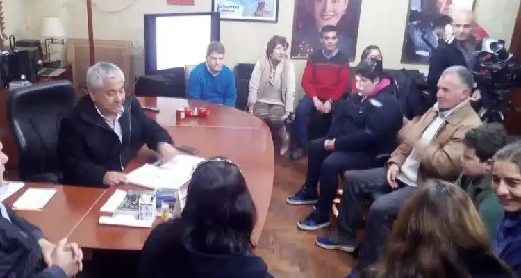Firman convenio por fondos para la escuela Agropecuaria