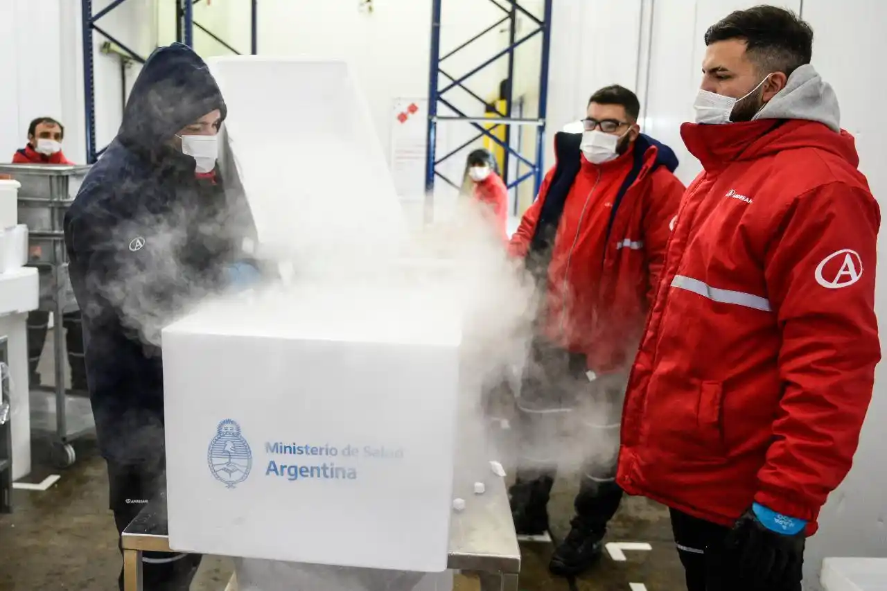 Inició la distribución en todo el país de casi 800 mil vacunas de Oxford/AstraZeneca que llegaron este domingo