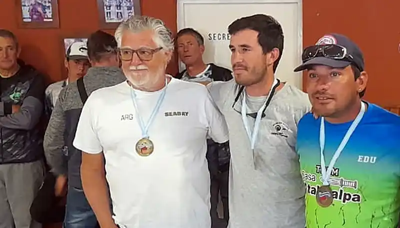 El podio del domingo: Claudio Crisci y los representantes tandilenses Ricciardi y Chermelo.