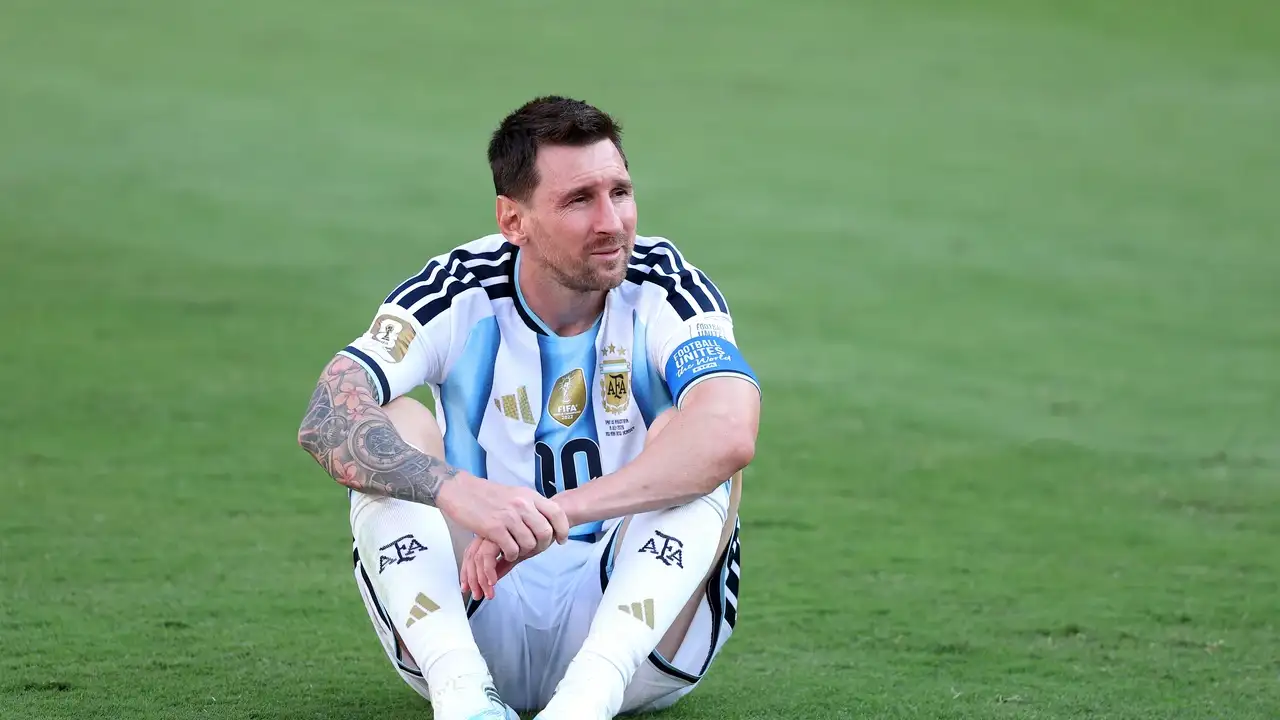 La versiones argumentan que el futbolista mostró un comportamiento antideportivo y contrario a los valores de respeto y fair-play durante el desarrollo del Mundial.