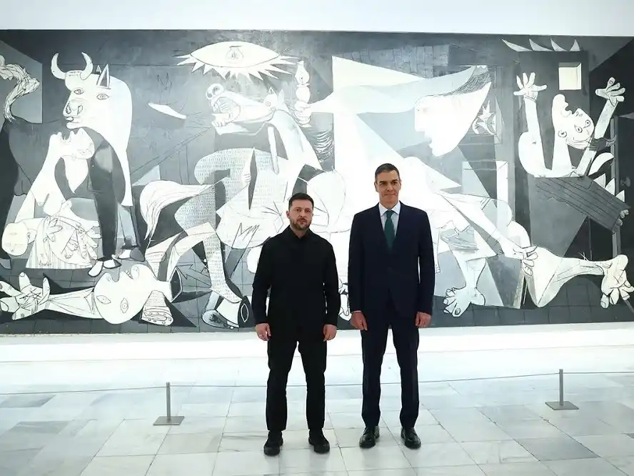 Volodimir Zelenski, y Pedro Sánchez, durante su visita al Museo Nacional Centro de Arte Reina Sofía.