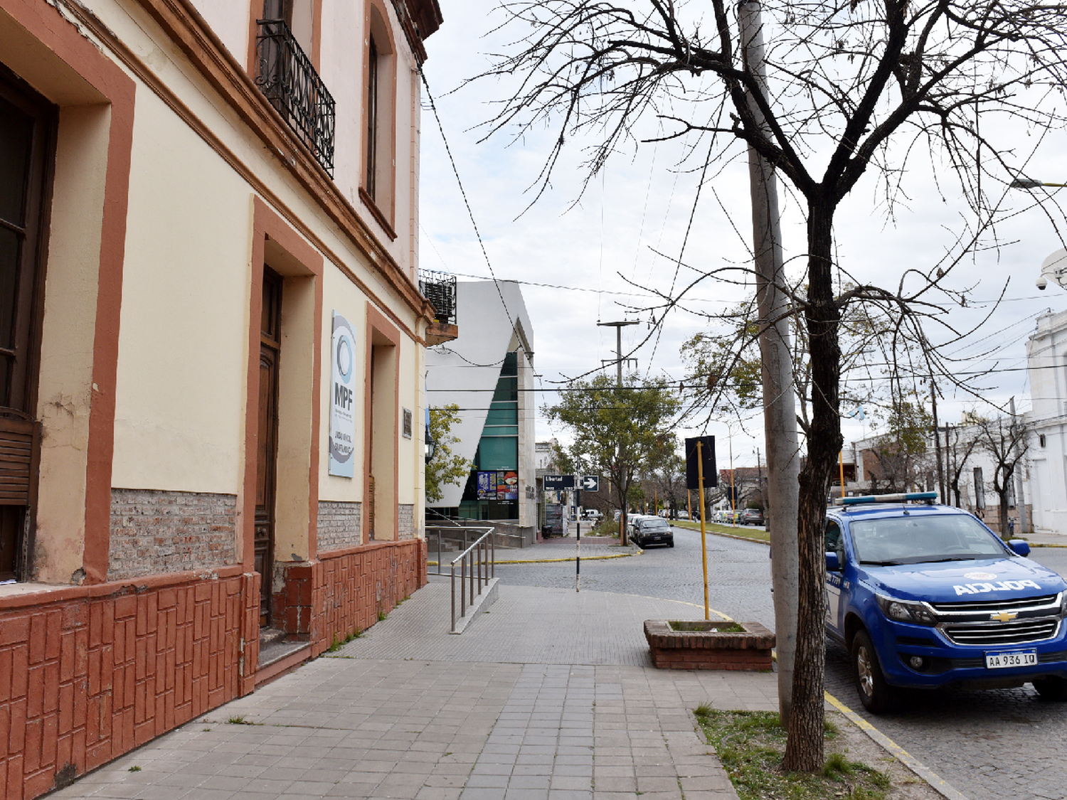 Llevaba en una maceta una planta de marihuana y logró escapar de la Policía