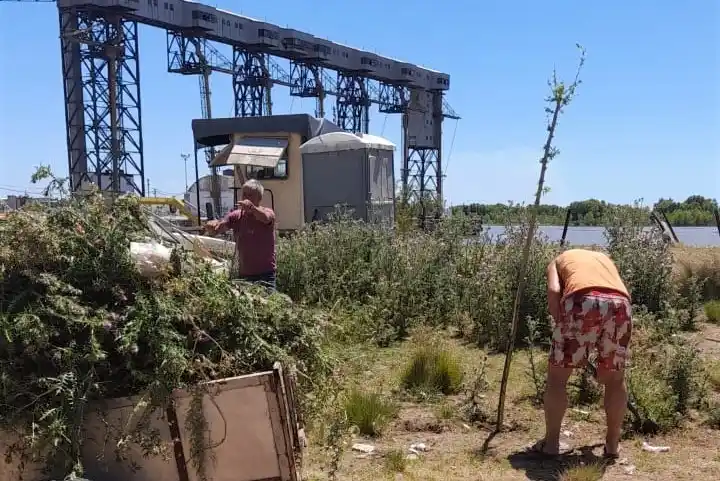 Bajo Puerto: vecinos que se oponen a la arenera limpiaron la zona portuaria y planifican seguir en el terreno de Indalar