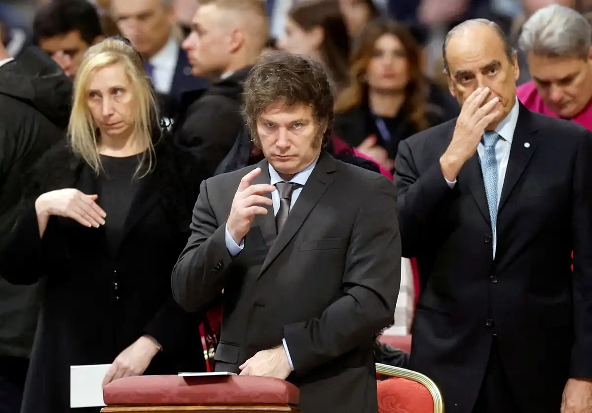 Con sus “delfines”. Javier Milei, junto a su hermana, Karina, y Guillermo Francos