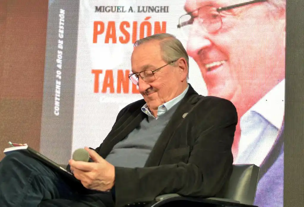 Miguel Lunghi presentó su libro 'Pasión por Tandil', que compendia su recorrido como intendente