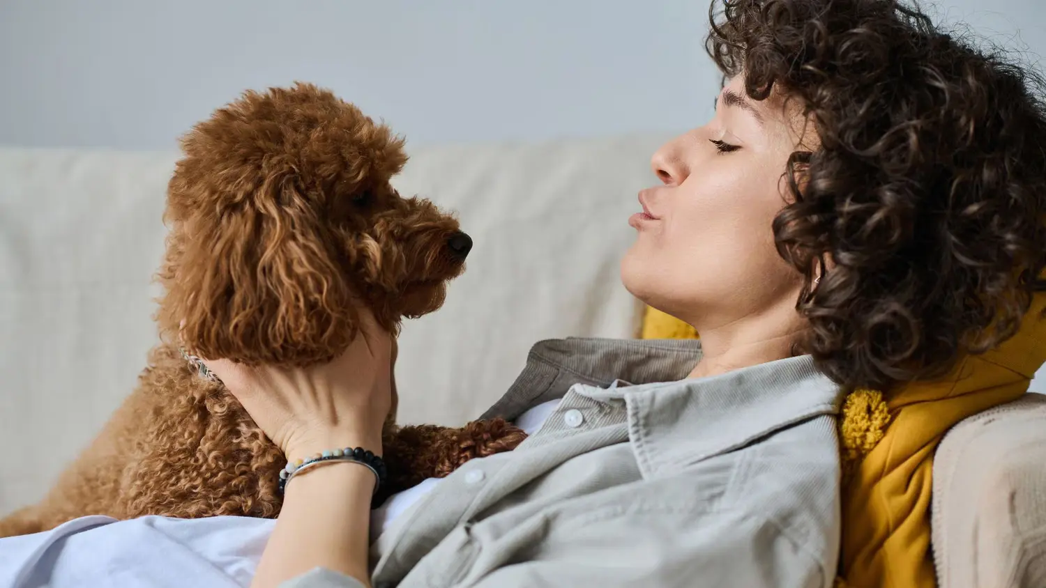 ¿Qué dice la ciencia sobre las personas que hablan con sus perros?