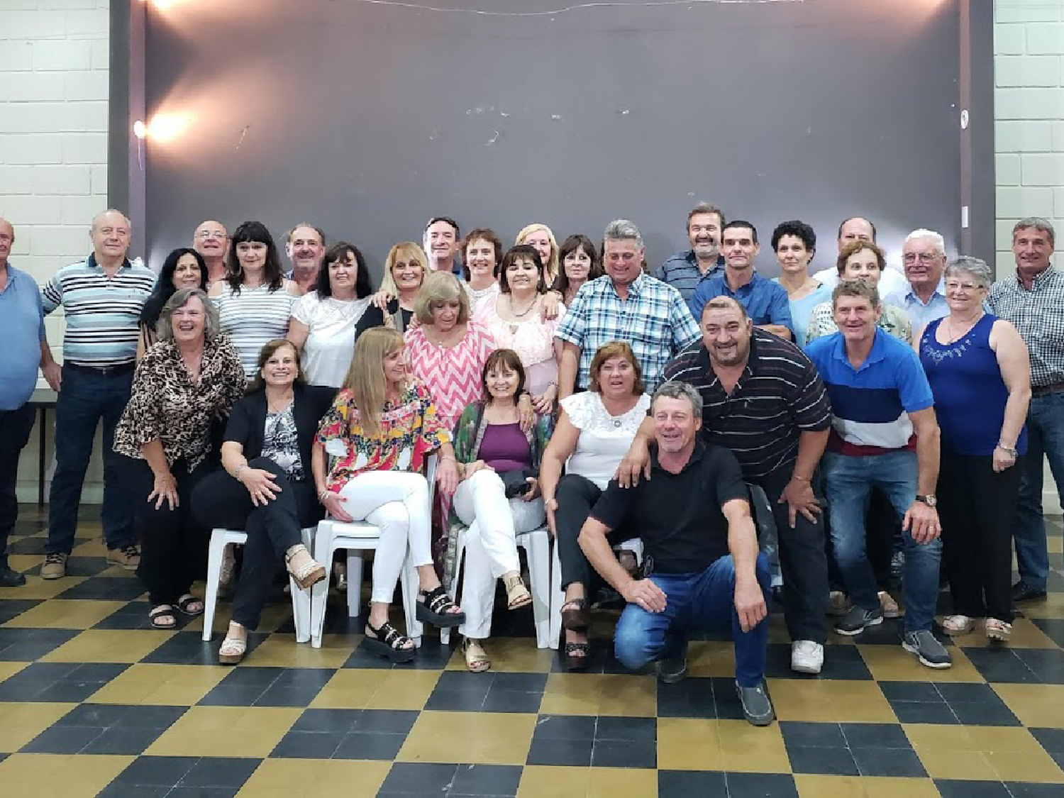 Exalumnos de una escuela rural se reencontraron luego de 40 años