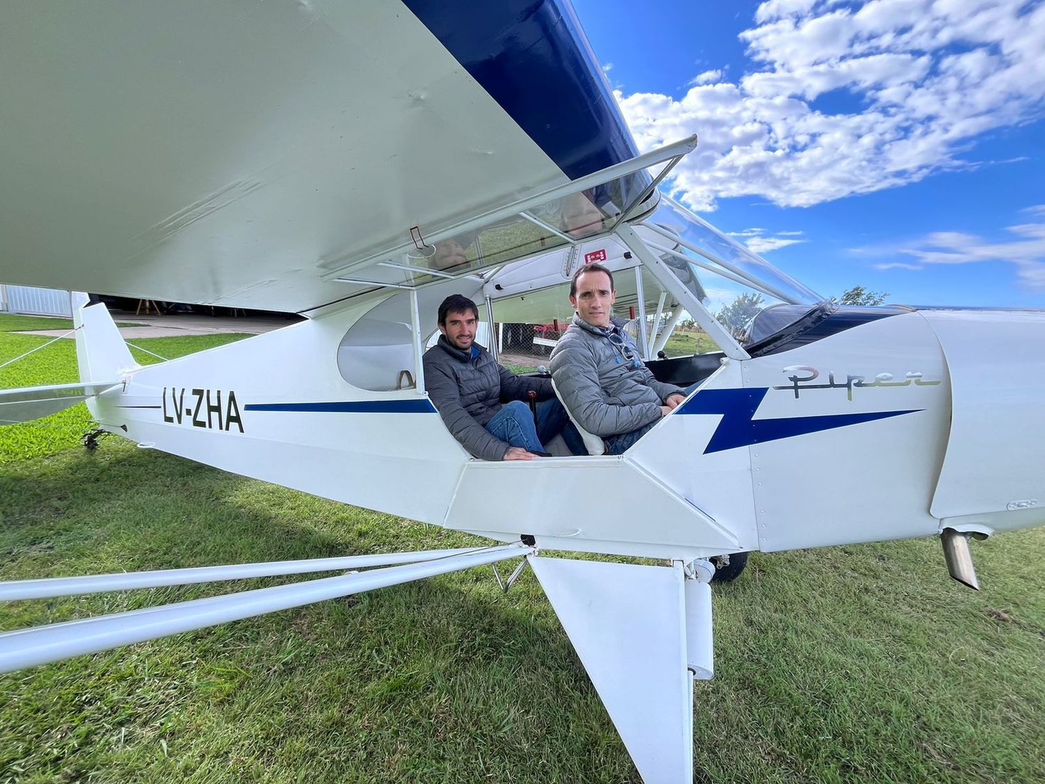 Rodrigo Barriola y Bruno Dell´Arciprete cuando arribaron con el avión-