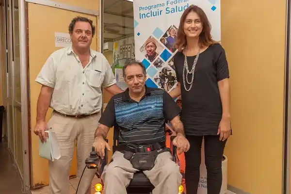 Entregaron una silla motorizada a un beneficiario del Programa Incluir 