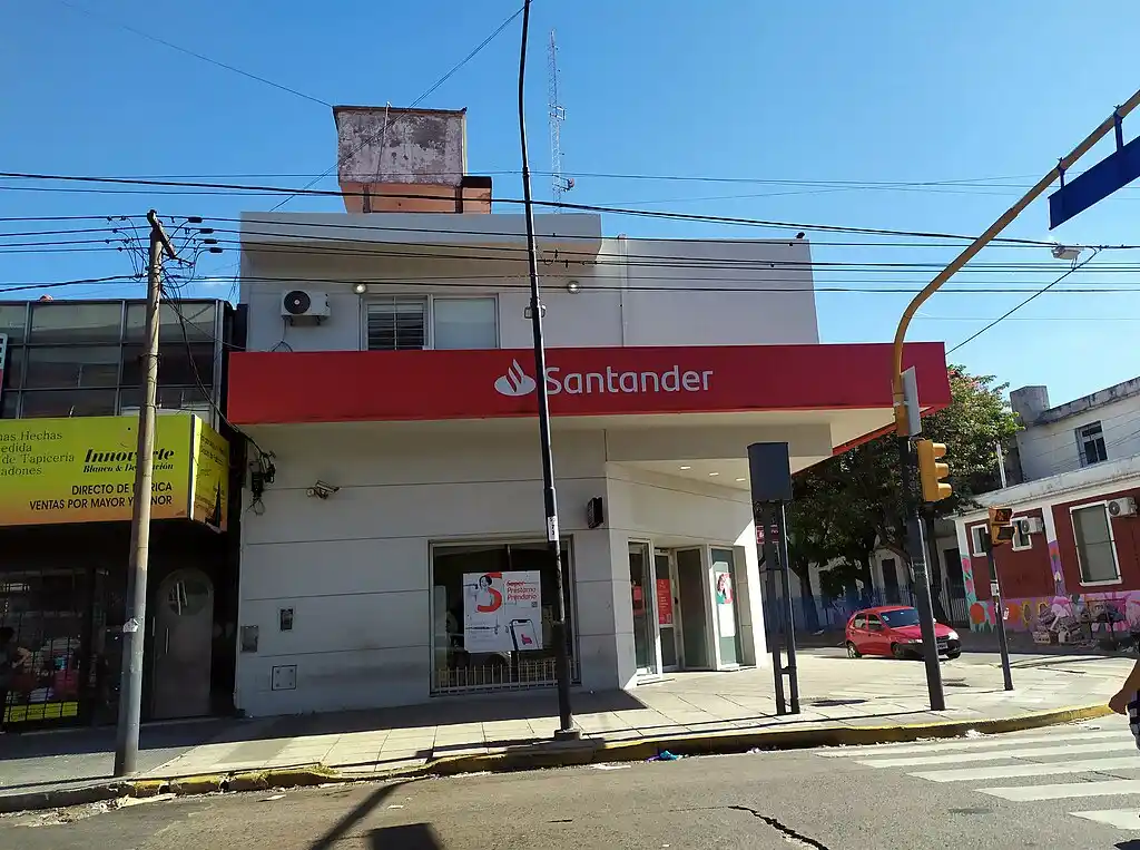 Por las altas tasas municipales, el Banco Santander muda una de sus sucursales de un municipio peronista a otro liberal