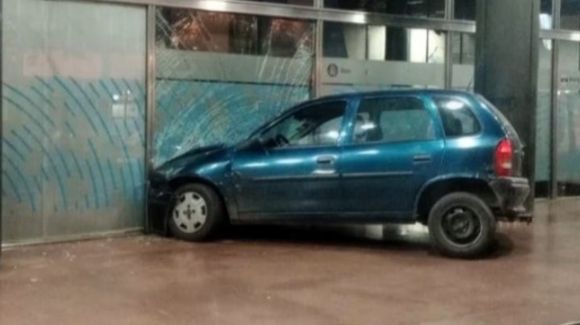 Violento ataque de ira en Rosario: un hombre chocó su auto contra un banco por un impensado motivo