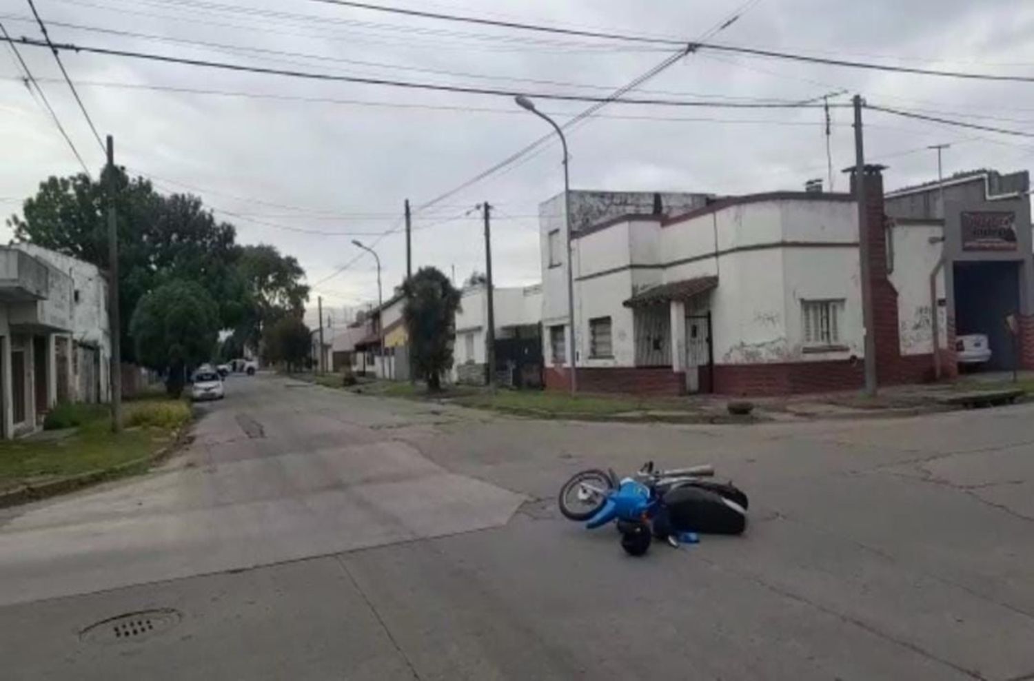 Automovilista escapó luego de embestir a dos mujeres que circulaban en moto