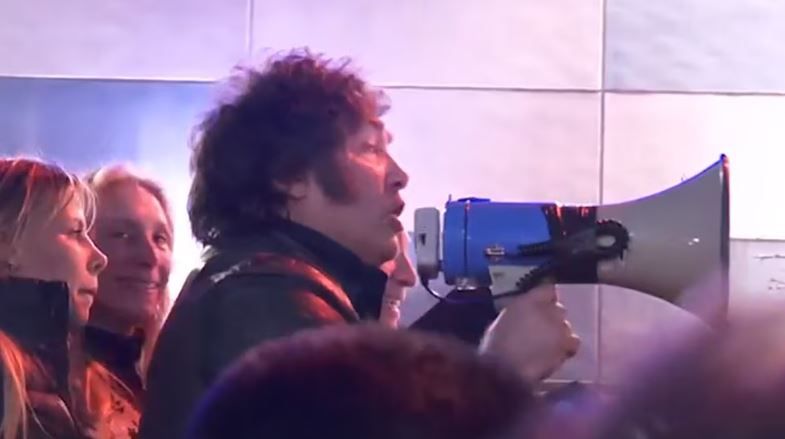 Milei arengó con un megáfono a sus seguidores en Mar del Plata y pidió que lo apoyen en las elecciones: “No aflojen”