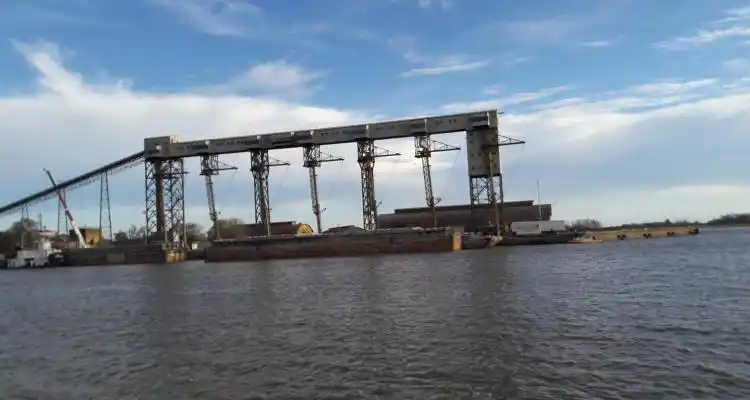 Ingresan dos buques al Puerto San Pedro