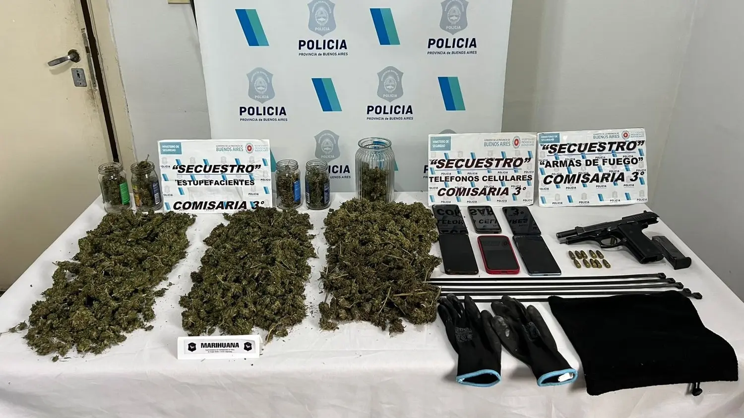 Marihuana, una pistola, guantes, telefonía móvil y demás objetos incautados