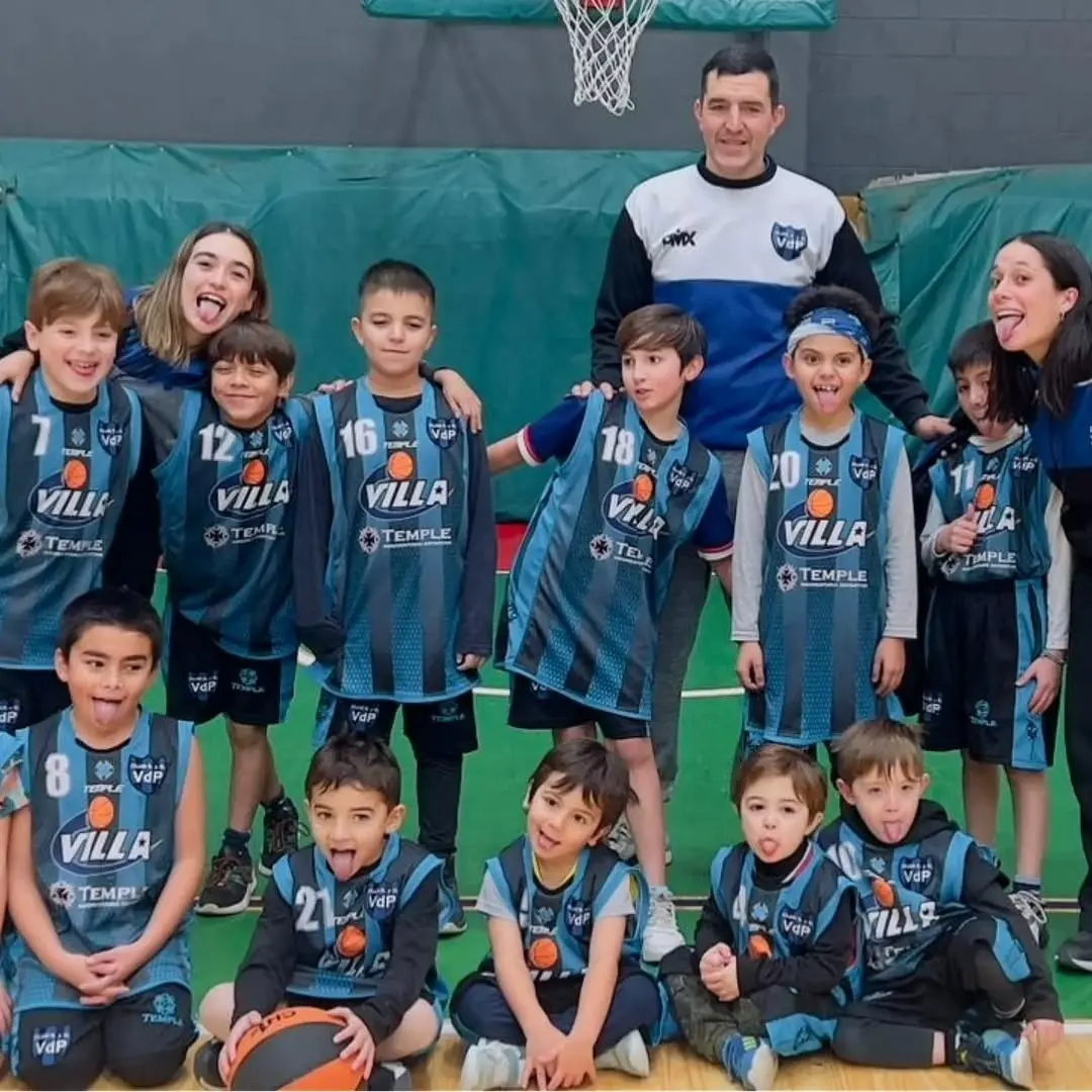 Los chicos de las infantiles de Villa del Parque con sus profesores