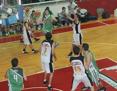 Racing y Central juegan el clásico que puede definir un semifinalista 