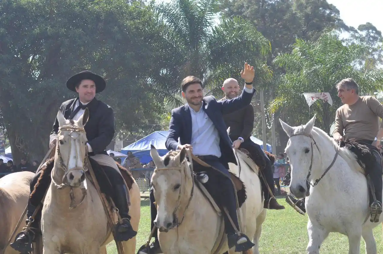 Firmó convenios para aportes con asociaciones civiles, municipios y comunas.