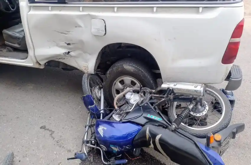 Choque en el barrio Caisamar: el motociclista carecía de licencia y seguro