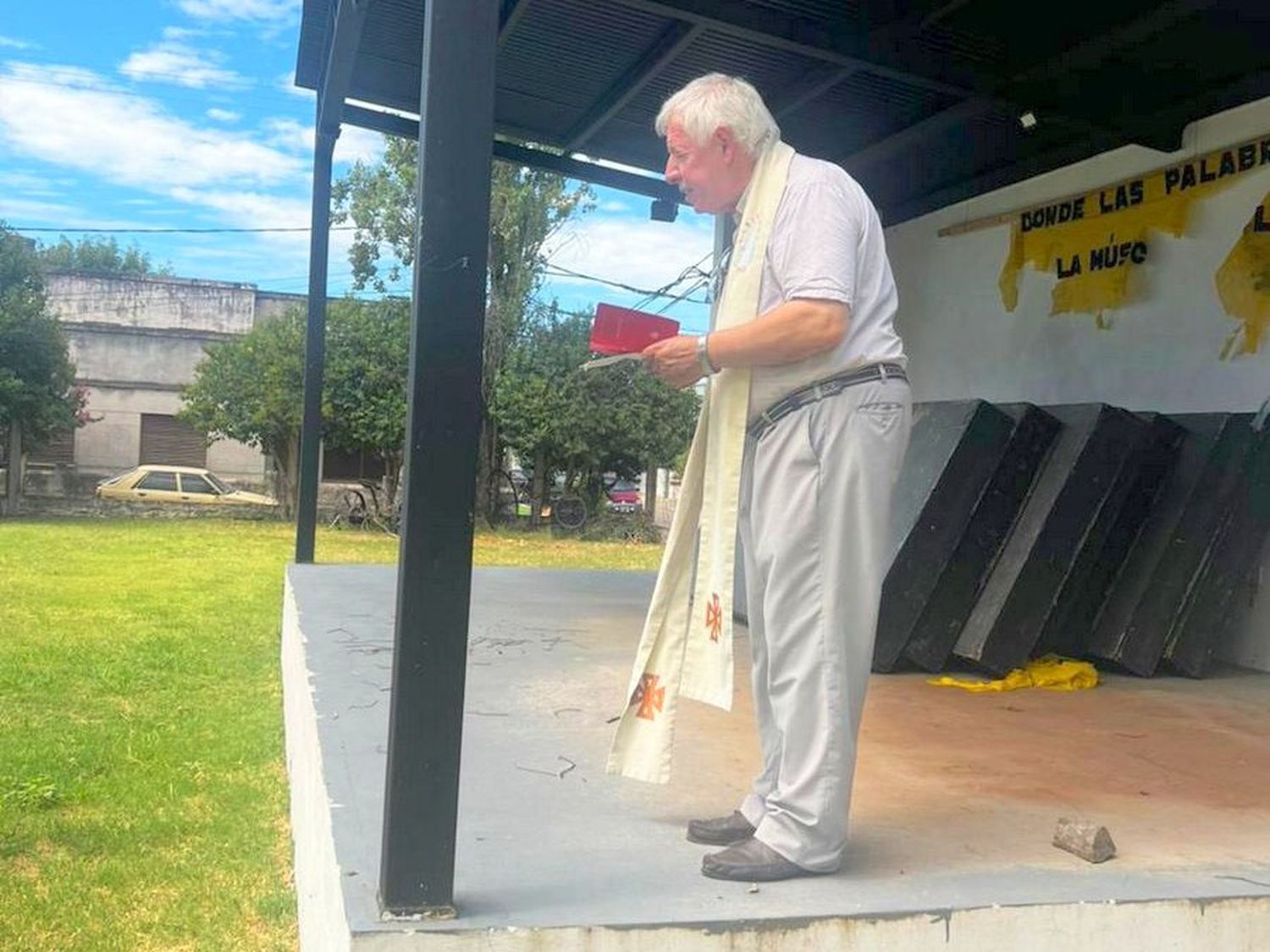 El sacerdote Canzonetta bendijo las nuevas obras.