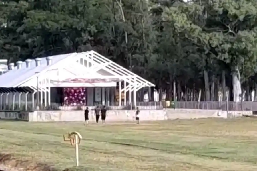 Atacaron a piedrazos el Centro Recreativo La Estación