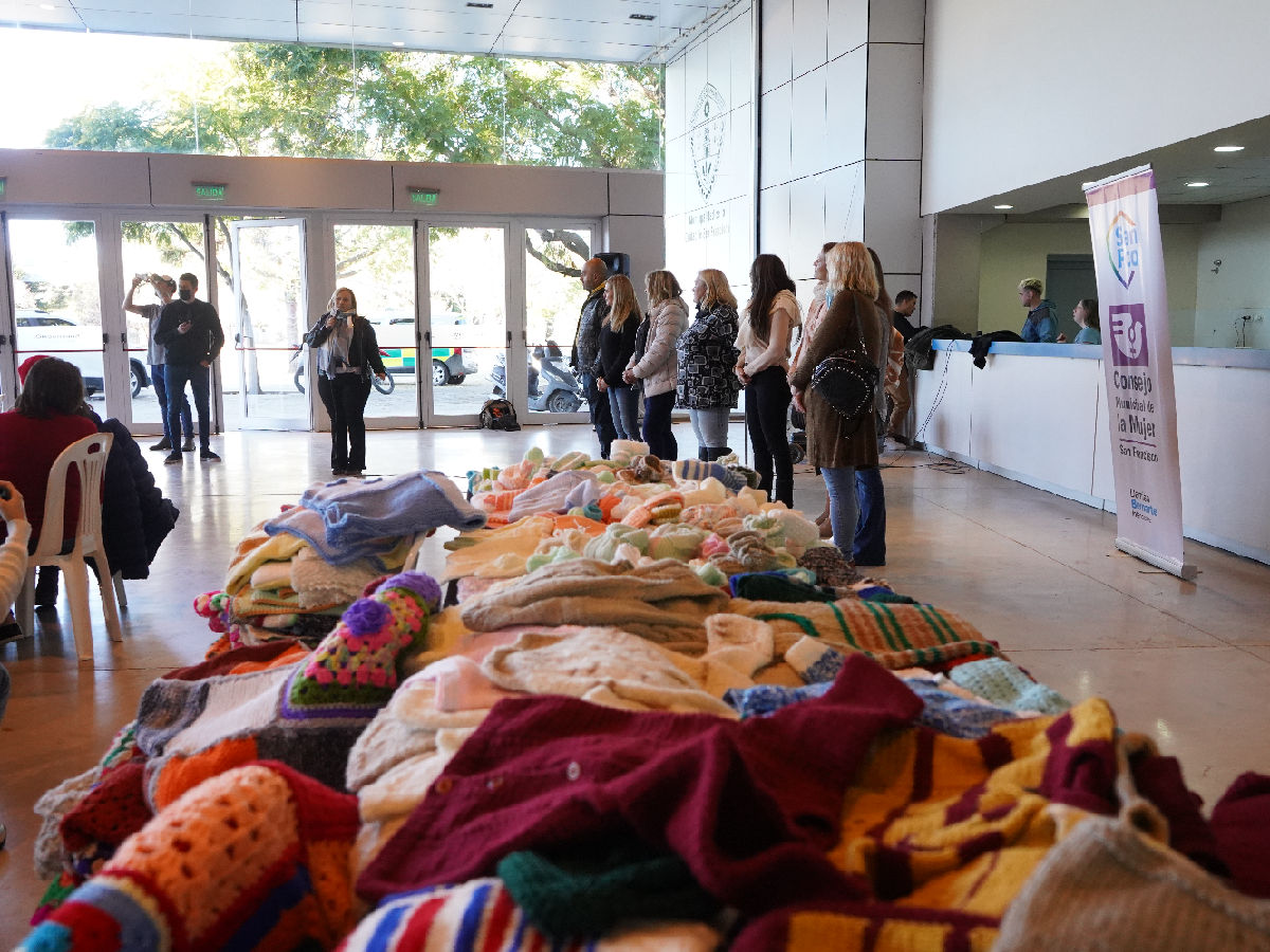 El grupo de “Manos tejedoras” entregó mantas a Red Solidaria y el Hospital