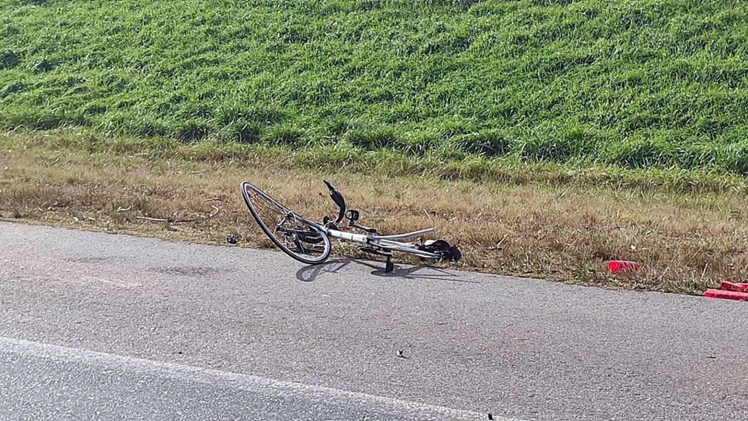 Un ciclista falleció, tras ser embestido por un auto, en la ruta 226