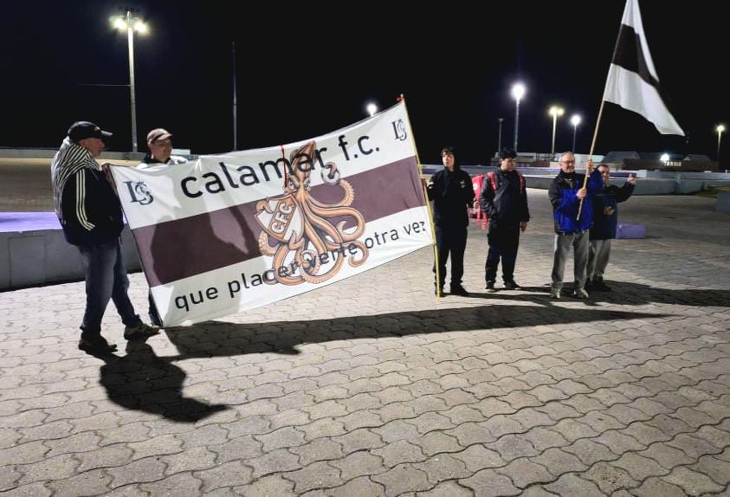 Hinchas "calamares". Festejan el título de Platense en Necochea