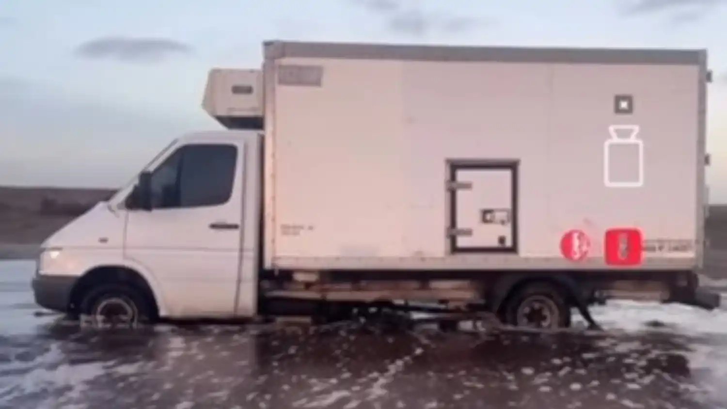 La subida del mar lo sorprendió y su camión quedó enterrado en la playa de Nueva Atlantis