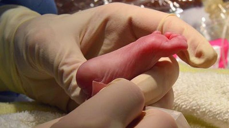 Un bebé murió de frío mientras su mamá hacía cola en el banco