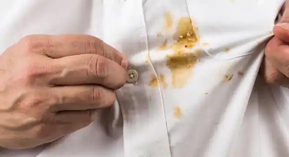 El truco casero con dos ingredientes para eliminar manchas difíciles de la ropa