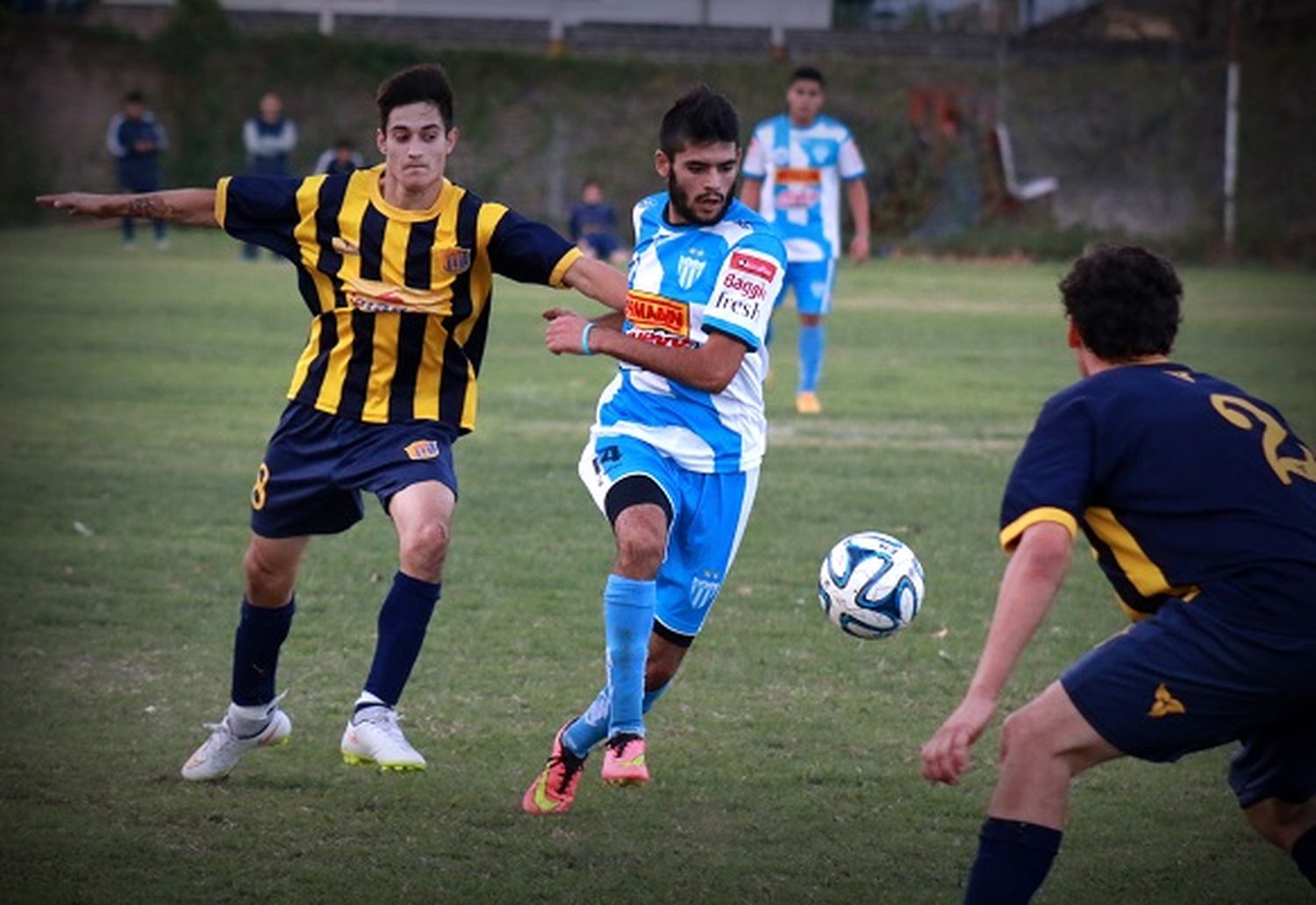 El Decano se quedó con el invicto del puntero