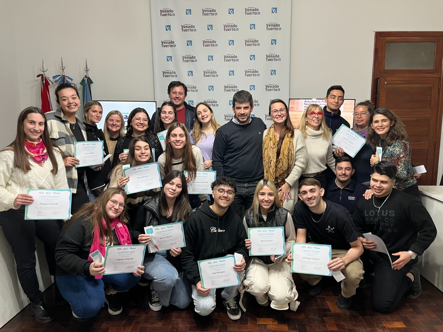 El intendente Leonel Chiarella, junto a alumnos y funcionarios.