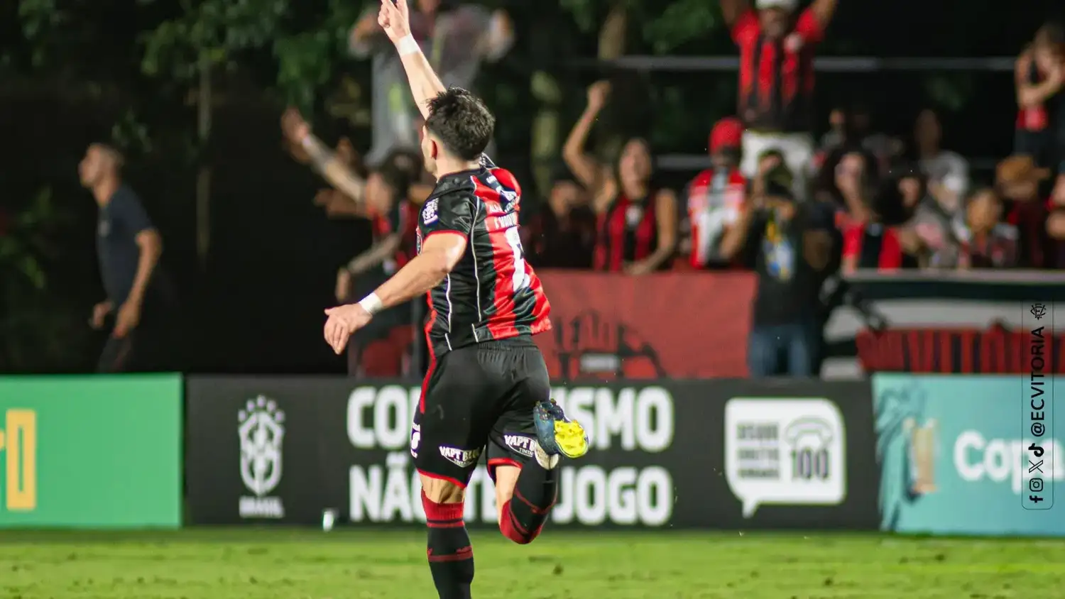 Martínez festeja su gol.