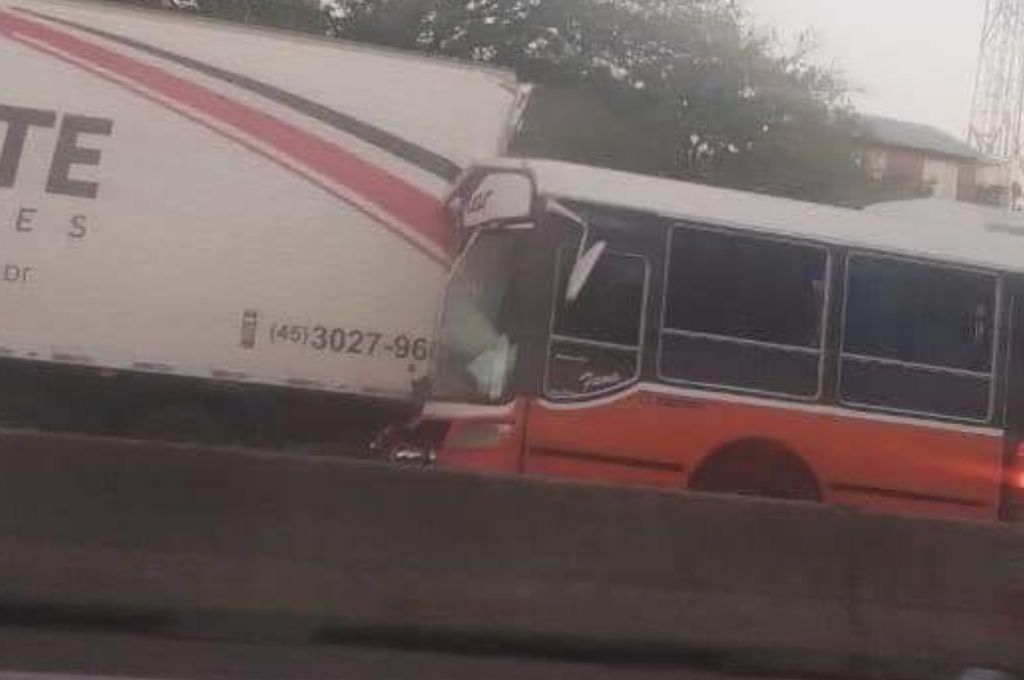 En el micro, del tipo transporte escolar, viajaba un grupo de adultos.