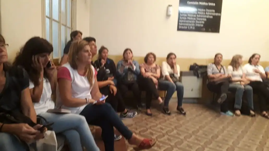 Docentes tomaron una clínica para que el Gobierno acepte las altas médicas