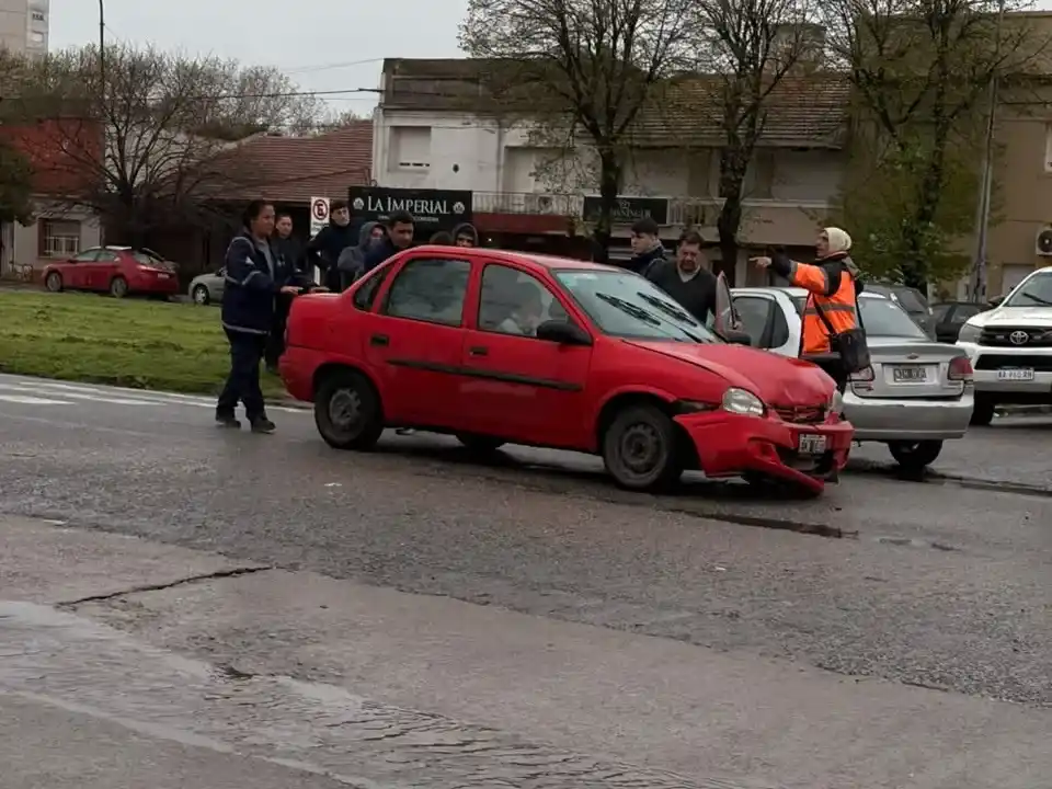 Choque entre dos Chevrolet Corsa en pleno centro: solo hubo daños materiales