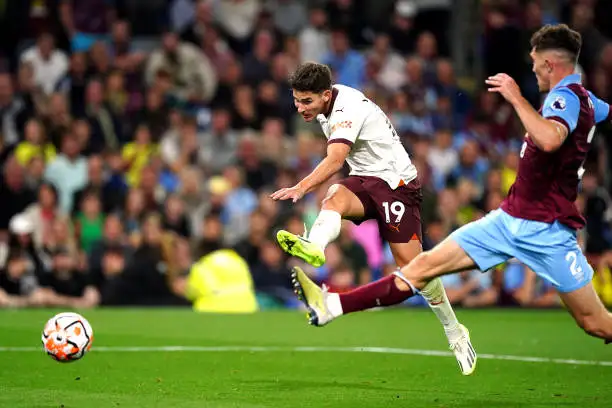 Un disparo de Julián Alvarez ante Burnley.
