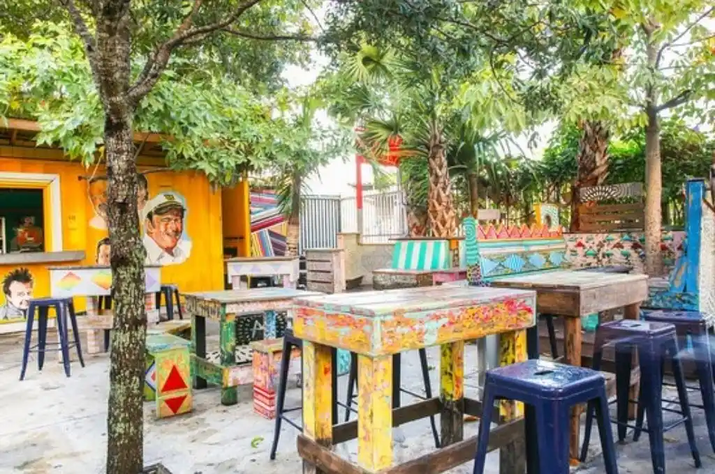 Miami: un bar regala pizza y tragos para quienes se vacunen en el lugar