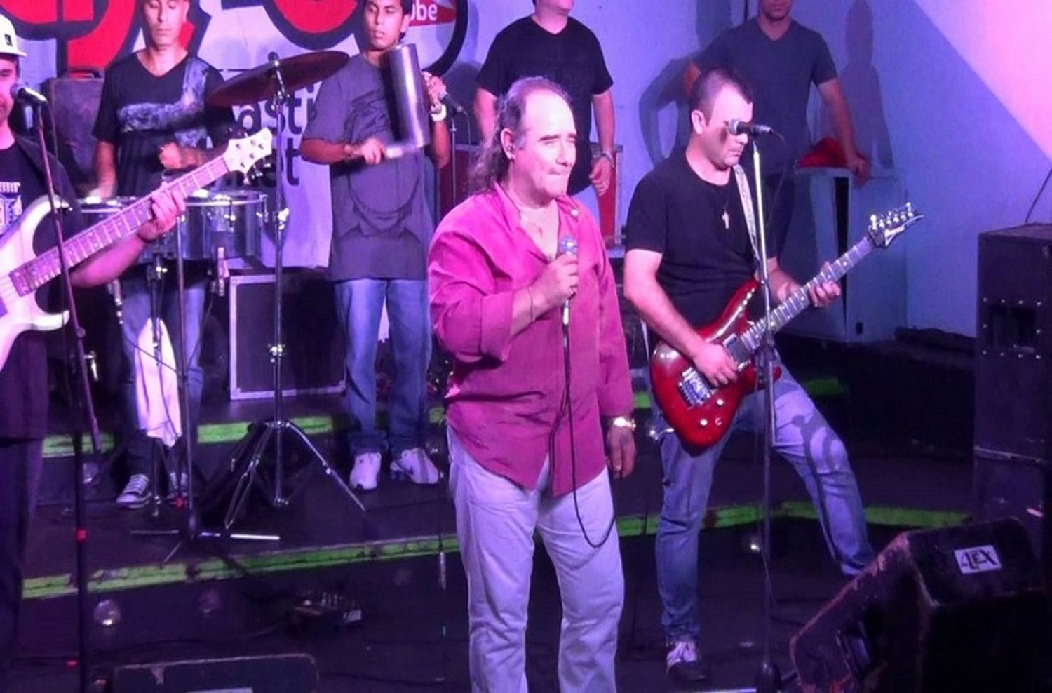 Murió en pleno show el cantante de «Los del fuego», Juan Carlos «Banana» Mascheroni