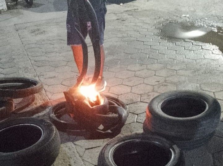 Familiares y amigos de Yael, la mujer de 27 años que falleció este lunes, protestan en las puertas de la guardia del Hospital.