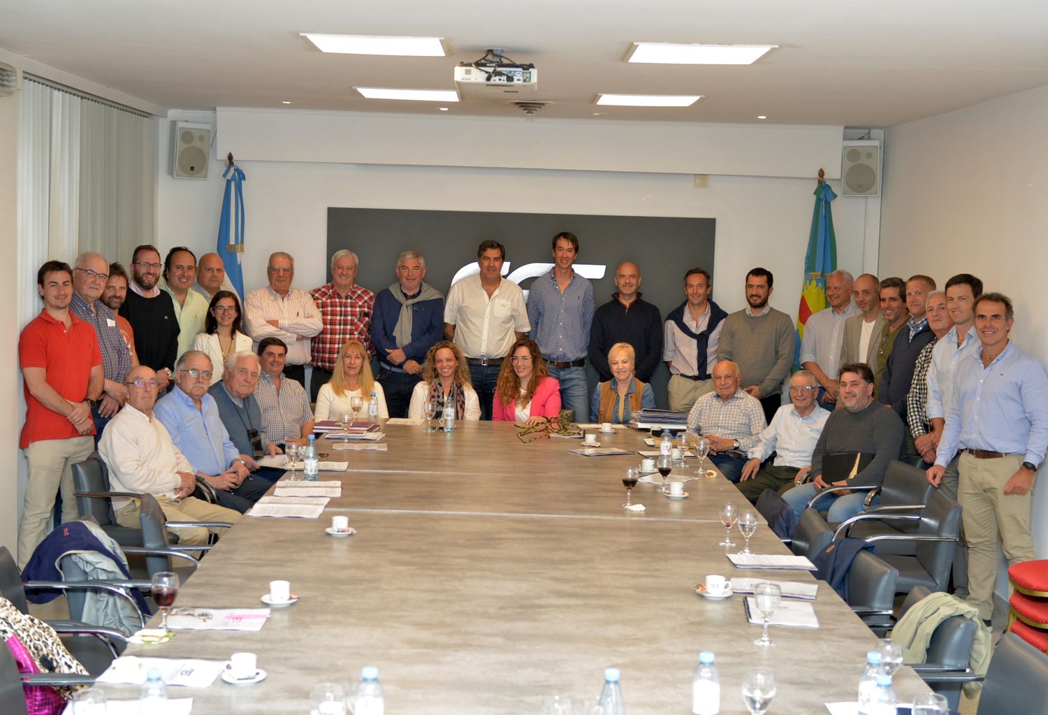 Bruno Cerone y Agustín Usandizaga, en el cierre de la asamblea.