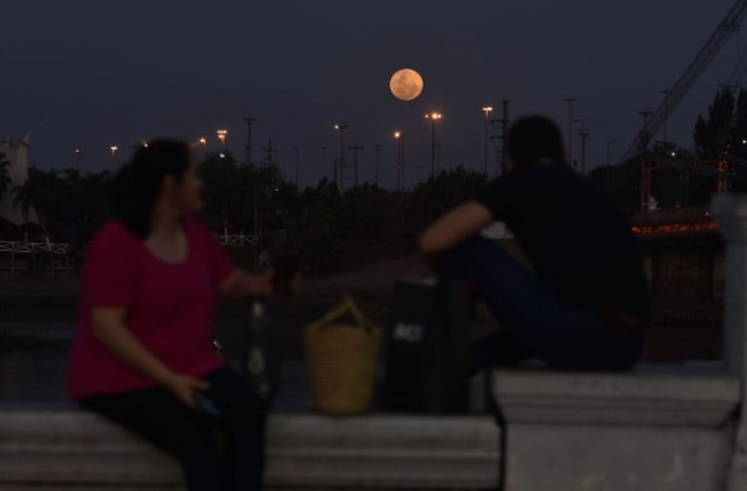 La superluna de Esturión desde la costanera santafesina. Crédito fotos: Manuel Fabatía