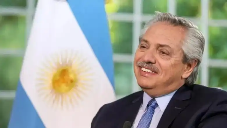 Alberto Fernández toma la promesa de lealtad a la bandera a alumnos de escuelas públicas en la Quinta de Olivos