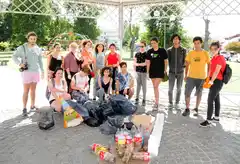 Un grupo de jóvenes limpia voluntariamente la ciudad y pide más cestos en la vía pública