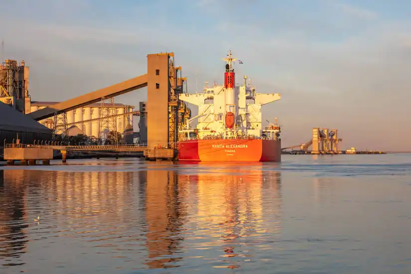 Mucho maíz se sigue tomando el buque en Bahía Blanca