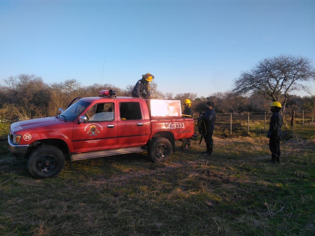 Una dotación de bomberos sofocó dos incendios